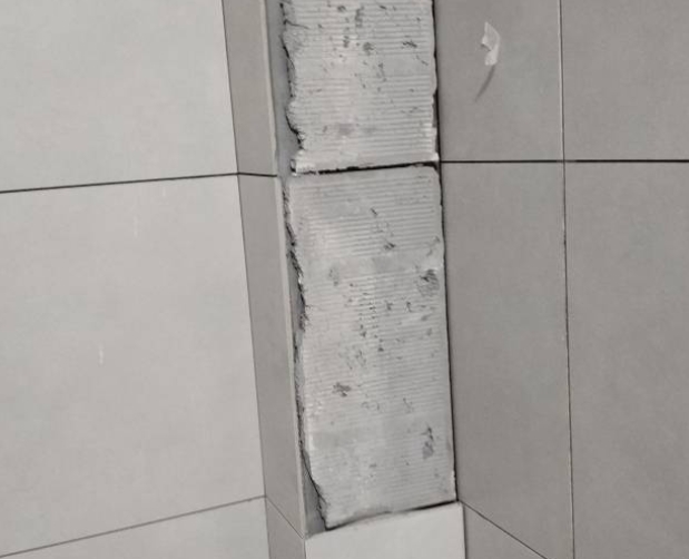 张家口瓷砖空鼓维修公司分享下瓷砖施工前基层浇水润湿程度不足，可能导致以下问题